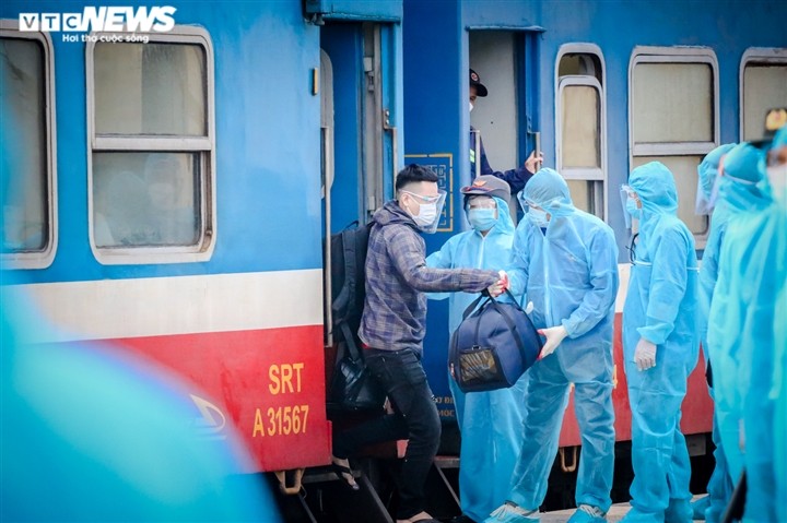 Chuyến tàu nghĩa tình chở 814 người dân Hà Tĩnh rời tâm dịch cập bến - ảnh 5