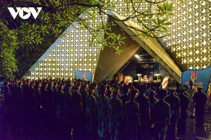 Thắp nến tri ân các anh hùng liệt sĩ ở Điện Biên - ảnh 3