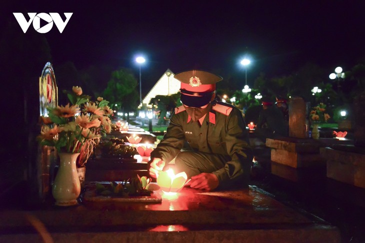 Thắp nến tri ân các anh hùng liệt sĩ ở Điện Biên - ảnh 6