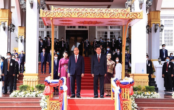 Lễ đón trọng thể Chủ tịch nước Nguyễn Xuân Phúc thăm hữu nghị chính thức Lào - ảnh 1