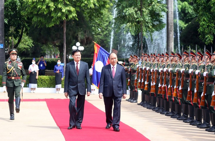 Lễ đón trọng thể Chủ tịch nước Nguyễn Xuân Phúc thăm hữu nghị chính thức Lào - ảnh 3