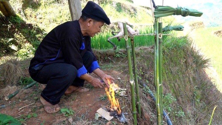 Độc đáo lễ cúng ruộng bậc thang của đồng bào Mông ở Mù Cang Chải - ảnh 13