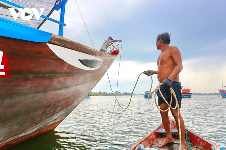 Ngư dân Quảng Nam lặn bắt vẹm xanh tặng khu cách ly - ảnh 2