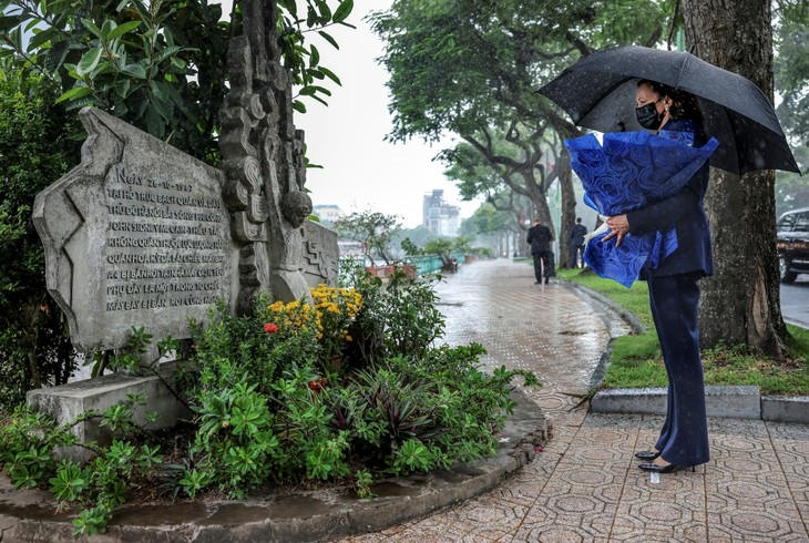 Phó Tổng thống Mỹ đặt hoa tưởng niệm Thượng nghị sĩ John McCain giữa cơn mưa Hà Nội - ảnh 3