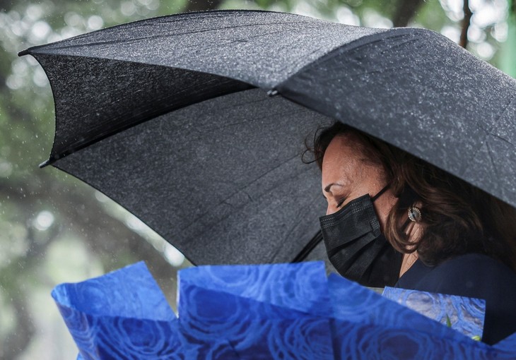 Phó Tổng thống Mỹ đặt hoa tưởng niệm Thượng nghị sĩ John McCain giữa cơn mưa Hà Nội - ảnh 6