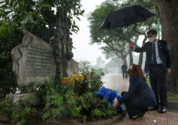 Phó Tổng thống Mỹ đặt hoa tưởng niệm Thượng nghị sĩ John McCain giữa cơn mưa Hà Nội - ảnh 8