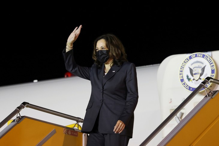 Những hình ảnh đầu tiên của Phó Tổng thống Mỹ Kamala Harris khi có mặt ở Việt Nam - ảnh 6