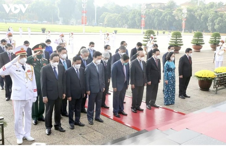Lãnh đạo Đảng, Nhà nước đặt vòng hoa, vào Lăng viếng Chủ tịch Hồ Chí Minh - ảnh 4