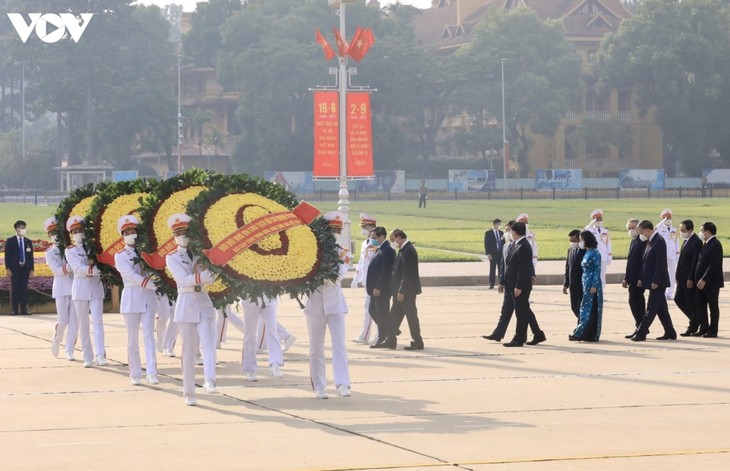 Lãnh đạo Đảng, Nhà nước đặt vòng hoa, vào Lăng viếng Chủ tịch Hồ Chí Minh - ảnh 1