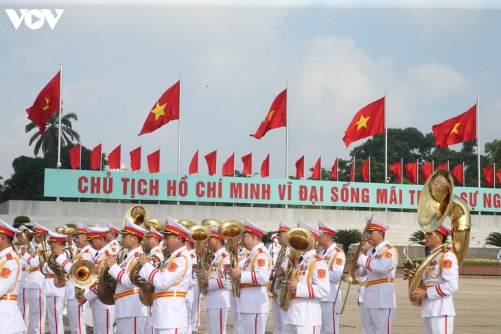 Lãnh đạo Đảng, Nhà nước đặt vòng hoa, vào Lăng viếng Chủ tịch Hồ Chí Minh - ảnh 5