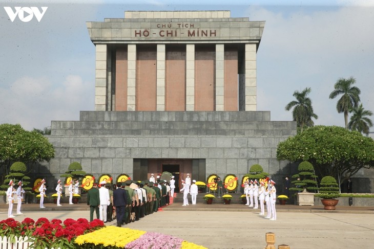 Lãnh đạo Đảng, Nhà nước đặt vòng hoa, vào Lăng viếng Chủ tịch Hồ Chí Minh - ảnh 10