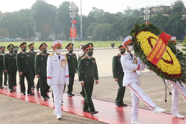 Lãnh đạo Đảng, Nhà nước đặt vòng hoa, vào Lăng viếng Chủ tịch Hồ Chí Minh - ảnh 8