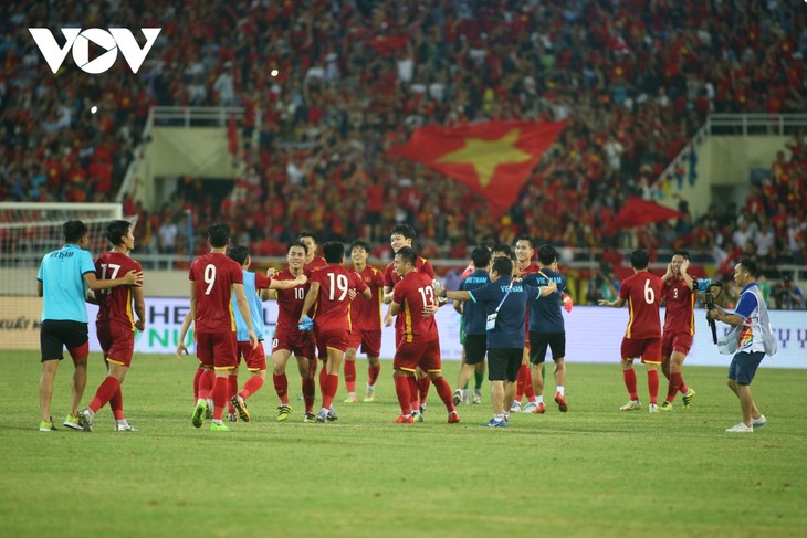 U23 Việt Nam vỡ oà cảm xúc khi nhận HCV SEA Games 31 - ảnh 13