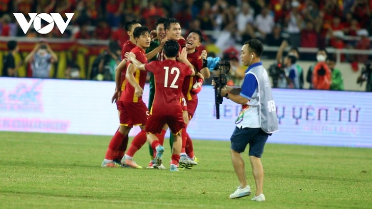 U23 Việt Nam vỡ oà cảm xúc khi nhận HCV SEA Games 31 - ảnh 14