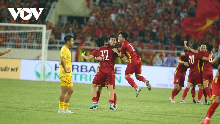 U23 Việt Nam vỡ oà cảm xúc khi nhận HCV SEA Games 31 - ảnh 15