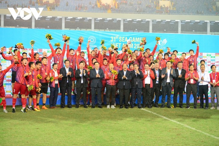 U23 Việt Nam vỡ oà cảm xúc khi nhận HCV SEA Games 31 - ảnh 1