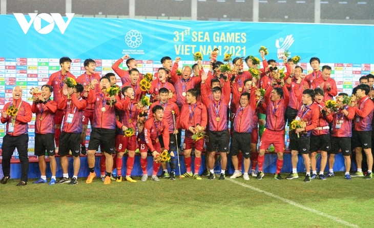 U23 Việt Nam vỡ oà cảm xúc khi nhận HCV SEA Games 31 - ảnh 5