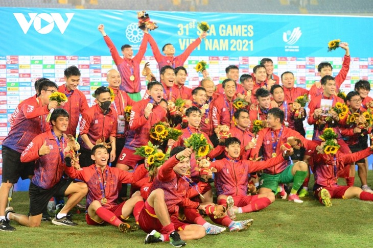 U23 Việt Nam vỡ oà cảm xúc khi nhận HCV SEA Games 31 - ảnh 3