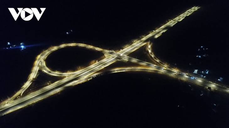 Cao tốc Vân Đồn - Móng Cái nhìn từ trên cao trước “giờ G“ - ảnh 26