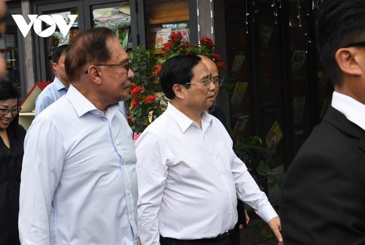 Thủ tướng Việt Nam và Malaysia thăm phố sách, thưởng thức cafe tại Hà Nội - ảnh 13