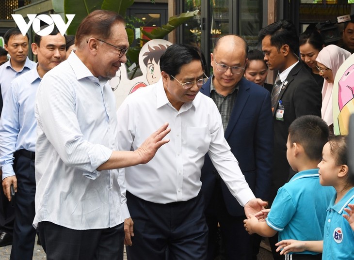 Thủ tướng Việt Nam và Malaysia thăm phố sách, thưởng thức cafe tại Hà Nội - ảnh 4