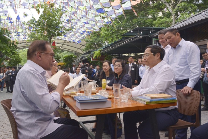 Thủ tướng Việt Nam và Malaysia thăm phố sách, thưởng thức cafe tại Hà Nội - ảnh 7