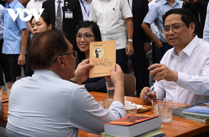 Thủ tướng Việt Nam và Malaysia thăm phố sách, thưởng thức cafe tại Hà Nội - ảnh 8