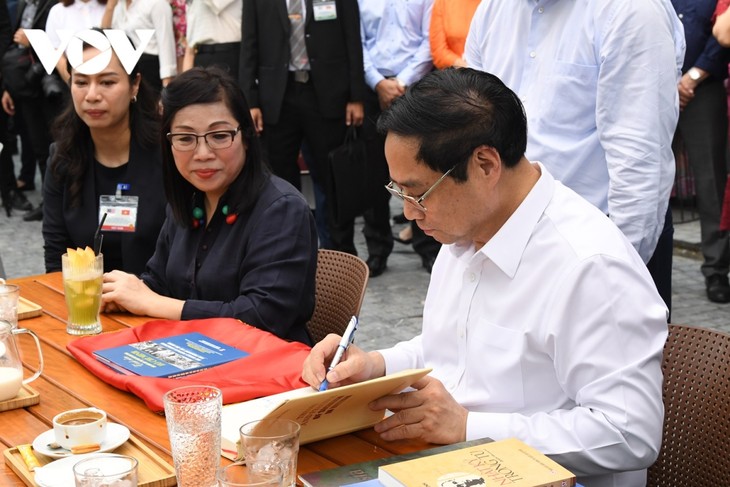 Thủ tướng Việt Nam và Malaysia thăm phố sách, thưởng thức cafe tại Hà Nội - ảnh 9