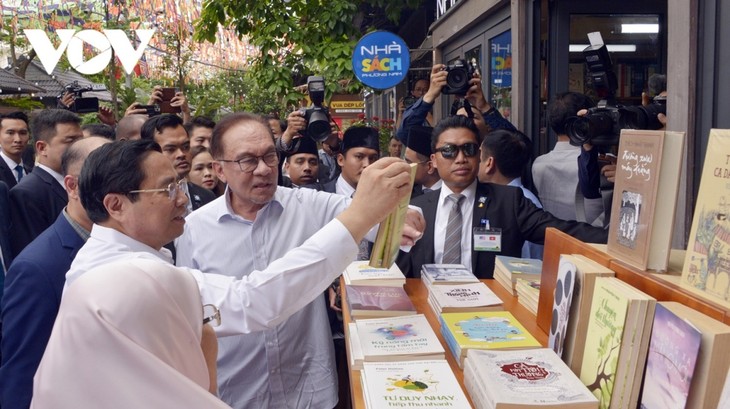 Thủ tướng Việt Nam và Malaysia thăm phố sách, thưởng thức cafe tại Hà Nội - ảnh 2