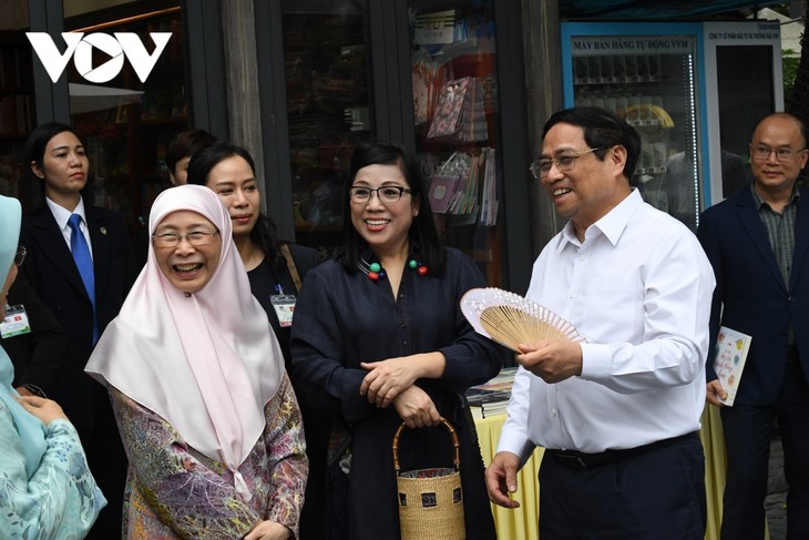 Thủ tướng Việt Nam và Malaysia thăm phố sách, thưởng thức cafe tại Hà Nội - ảnh 3
