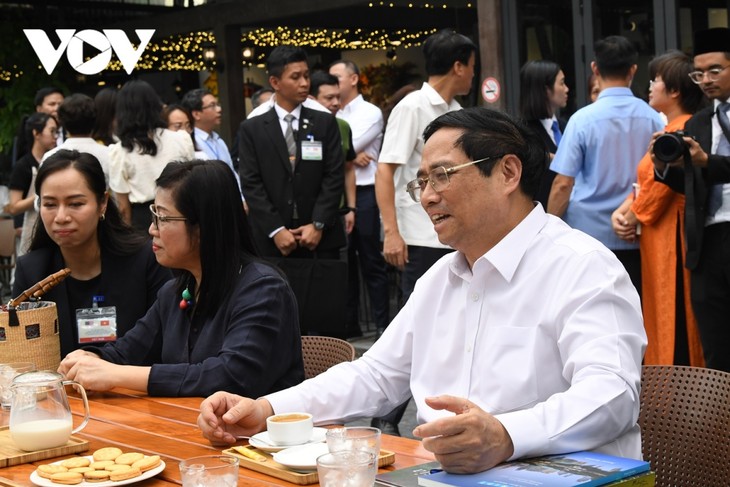 Thủ tướng Việt Nam và Malaysia thăm phố sách, thưởng thức cafe tại Hà Nội - ảnh 11