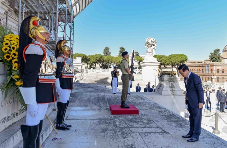 Chủ tịch nước Võ Văn Thưởng đặt vòng hoa tại Đài Tổ quốc Thủ đô Rome - ảnh 12