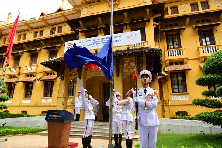 Toàn cảnh lễ thượng cờ kỷ niệm 56 năm ngày thành lập ASEAN - ảnh 8