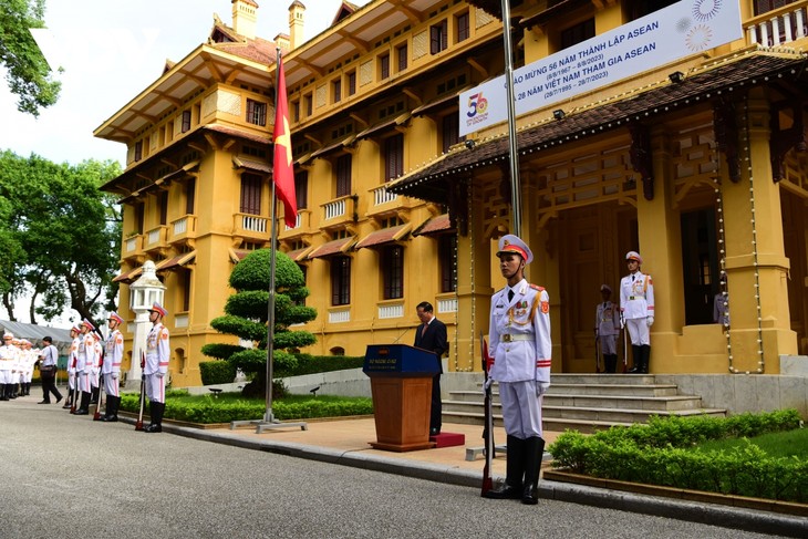 Toàn cảnh lễ thượng cờ kỷ niệm 56 năm ngày thành lập ASEAN - ảnh 6