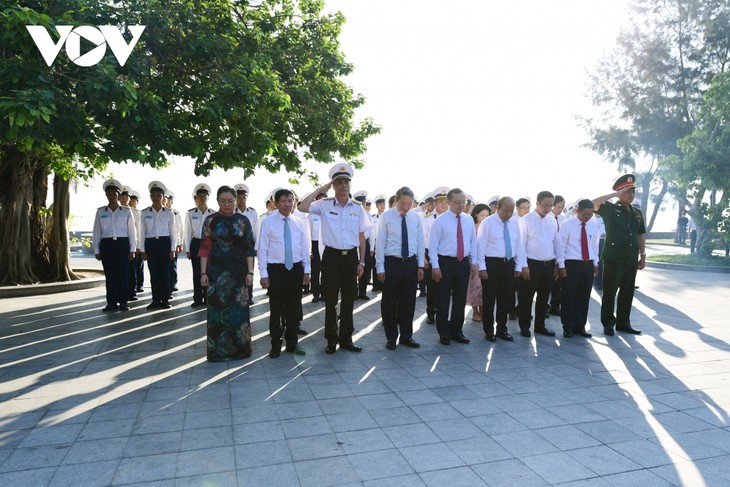 Lãnh đạo VOV và tỉnh Khánh Hòa dâng hương tưởng niệm các anh hùng liệt sỹ - ảnh 2