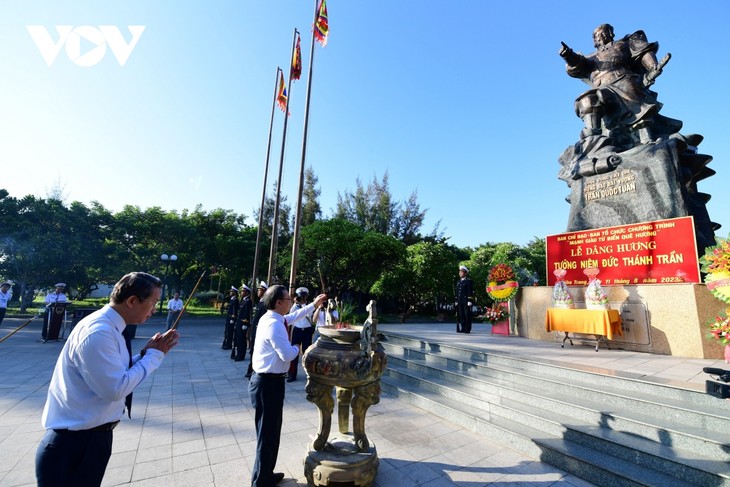 Lãnh đạo VOV và tỉnh Khánh Hòa dâng hương tưởng niệm các anh hùng liệt sỹ - ảnh 4