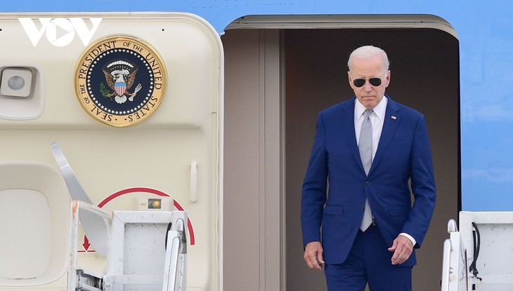 Tổng thống Joe Biden đến sân bay Nội Bài, bắt đầu chuyến thăm cấp Nhà nước Việt Nam - ảnh 4