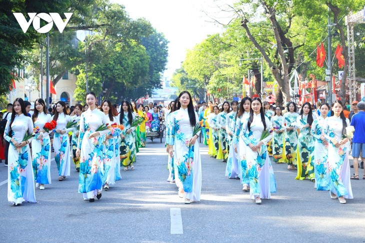 Hàng nghìn người trình diễn Carnaval Thu Hà Nội trên phố đi bộ Hồ Hoàn Kiếm - ảnh 2