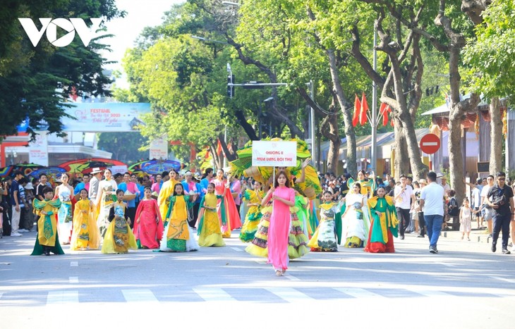 Hàng nghìn người trình diễn Carnaval Thu Hà Nội trên phố đi bộ Hồ Hoàn Kiếm - ảnh 4