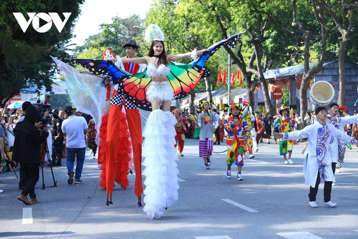 Hàng nghìn người trình diễn Carnaval Thu Hà Nội trên phố đi bộ Hồ Hoàn Kiếm - ảnh 5