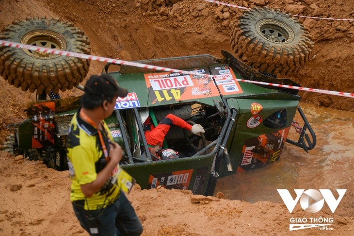 Thót tim những cú lật xe tại Giải đua xe Ô tô địa hình Việt Nam 2023 - ảnh 3