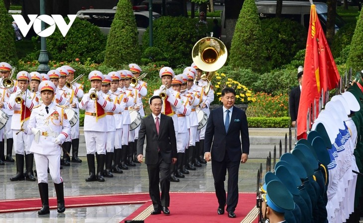 Toàn cảnh Lễ đón Tổng thống Mông Cổ thăm cấp Nhà nước tới Việt Nam - ảnh 2