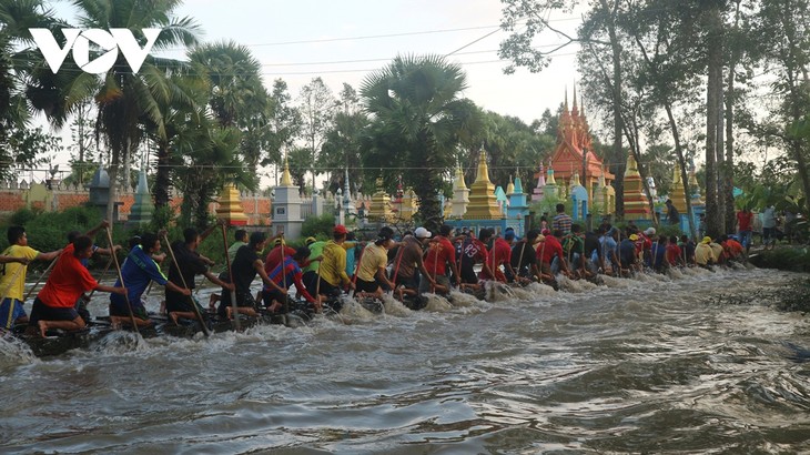 Phum Sóc rộn ràng chuẩn bị đón Lễ hội đua ghe Ngo đồng bào Khmer - ảnh 3