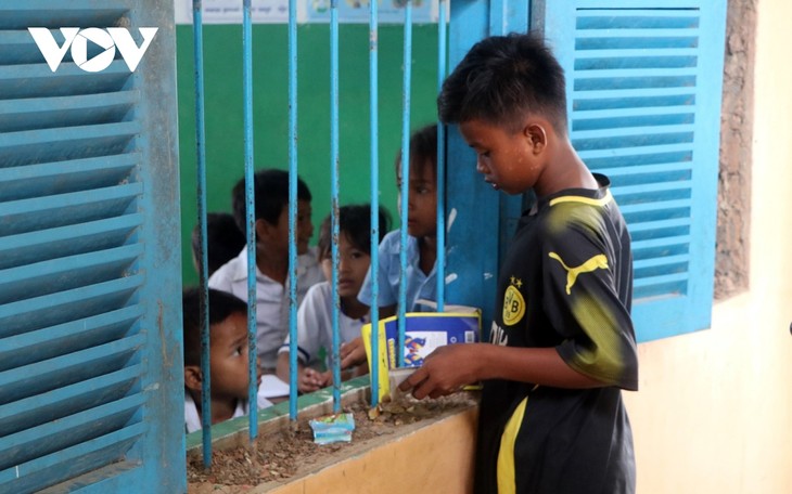Vượt khó “gieo chữ” cho những con em gốc Việt tại Campuchia - ảnh 10