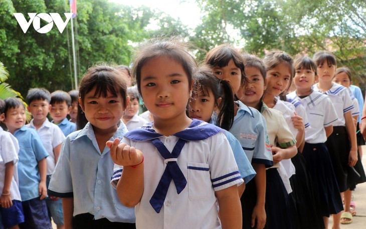 Vượt khó “gieo chữ” cho những con em gốc Việt tại Campuchia - ảnh 12