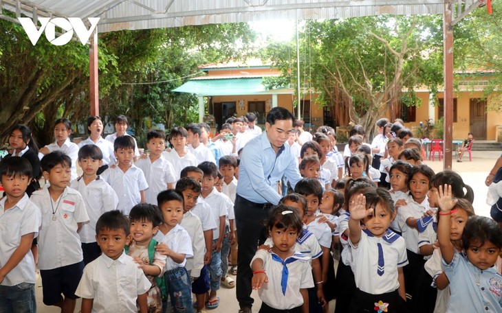Vượt khó “gieo chữ” cho những con em gốc Việt tại Campuchia - ảnh 2