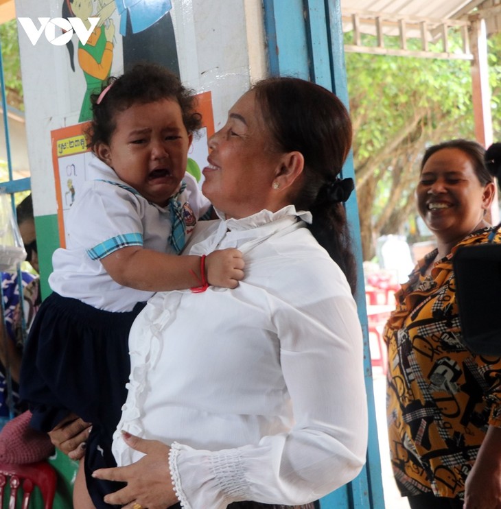 Vượt khó “gieo chữ” cho những con em gốc Việt tại Campuchia - ảnh 3