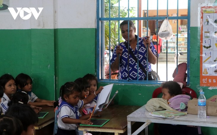 Vượt khó “gieo chữ” cho những con em gốc Việt tại Campuchia - ảnh 4