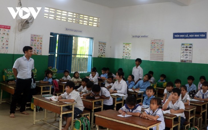 Vượt khó “gieo chữ” cho những con em gốc Việt tại Campuchia - ảnh 5