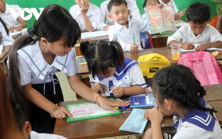 Vượt khó “gieo chữ” cho những con em gốc Việt tại Campuchia - ảnh 6